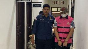 20231221-Dokter-RD-tersangka-dugaan-korupsi-digiring-petugas-Kejari-Beltim.jpg