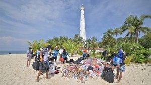 20240418-Tumpukan-sampah-di-Pulau-Lengkuas-yang-dikumpulkan-peserta-bersih-bersih-pantai.jpg
