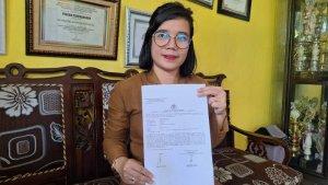 20240513-Guru-SDN-62-Kota-Pangkalpinang-Hanny-Milanti-menunjukkan-bukti-laporan-polisi.jpg