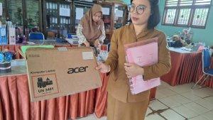 20240514-Guru-SDN-62-Kota-Pangkalpinang-menunjukkan-kotak-laptop-yang-isinya-hilang.jpg