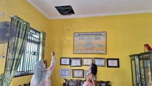 20240514-Guru-SDN-62-Pangkalpinang-tunjukkan-kondisi-plafon-yang-dijebol-pencuri.jpg