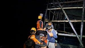 20240526-Proses-evakuasi-nelayan-kapal-KM-Barakuda-Supramandi-di-perairan-Semujur.jpg