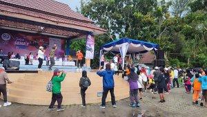 20240602-Peserta-berjoget-bersama-di-depan-panggung-utama-Pantai-Tanjung-Pendam.jpg