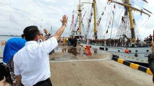 20240612-Bupati-Belitung-Timur-Burhanudin-melepas-keberangkatan-KRI-Dewaruci.jpg