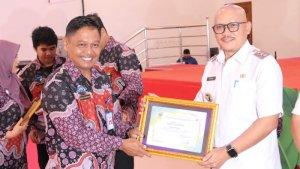 20240626-Pemberian-penghargaan-kerja-sama-oleh-Kepala-BNNK-Belitung.jpg