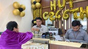 20240708-Nasabah-melihat-emas-perhiasan-di-Galeri-24-Pegadaian-Pangkalpinang.jpg