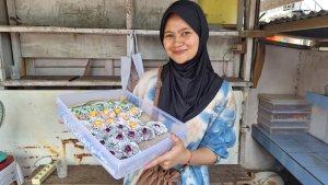20240813-Tria-Agnetha-menunjukkan-kue-mochi-buatannya.jpg