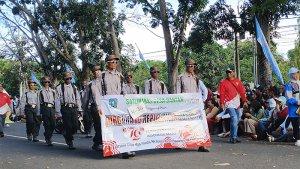 20240831-Kades-Bantan-Suhandi-mengiringi-petugas-Linmas-saat-Pawai-Pembangunan.jpg