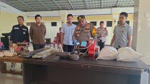 20240926-Barang-bukti-yang-disita-pada-kasus-smelter-timah-ilegal-di-Gantung.jpg
