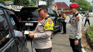 20241031-Kapolres-Bangka-AKBP-Toni-Sarjaka-memeriksa-kelengkapan-kendaraan.jpg