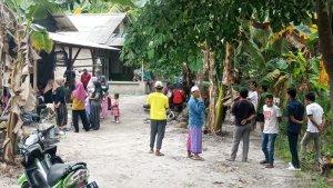 20241206-Warga-berkumpul-di-rumah-bocah-1-tahun-meninggal-dalam-ember-bekas-cat.jpg