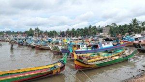 20250220-Kapal-kapal-nelayan-bersandar-di-Pelabuhan-Bom-Pendek-Bangka-Selatan.jpg