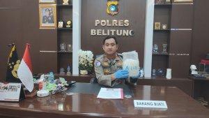 20250303-Kapolres-Belitung-AKBP-Deddy-Dwitya-Putra-tunjukkan-paket-berisi-sabu-105-kg.jpg