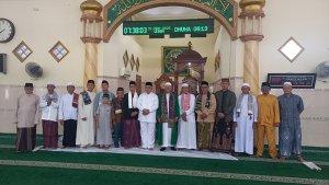 20250331-Wabup-Belitung-Timur-Khairil-Anwar-berfoto-bersama-khatib-dan-jamaah.jpg