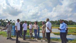 20250409-Ketua-DPRD-Belitung-meninjau-saluran-air-irigasi-di-Kelurahan-Paal-Satu.jpg