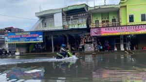 20250422-Pengendara-motor-tampak-kesulitan-melintas-di-tengah-genangan-air-di-Pangkalpinang.jpg