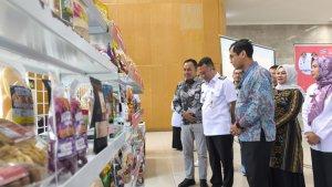 20250511-Wabup-Belitung-Syamsir-melihat-pameran-produk-UMKM.jpg