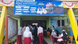20250704-Calon-siswa-baru-mendaftar-ulang-di-SMP-Negeri-2-Manggar.jpg
