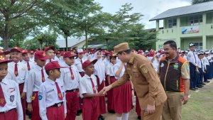 20250714-Bupati-Belitung-Timur-menyalami-para-murid-baru-SMP-Negeri-1-Manggar.jpg
