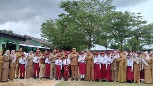 20250714-Bupati-Beltim-dan-guru-berfoto-bersama-murid-baru-SMP-Negeri-1-Manggar.jpg