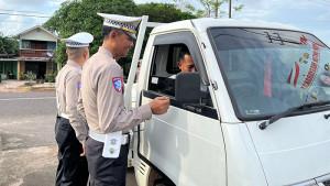 20250720-Anggota-Satlantas-Polres-Belitung-Timur-memeriksa-kelengkapan-surat-surat-kendaraan.jpg