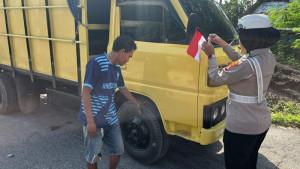 belitung/20250806-Personel-Satlantas-Polres-Belitung-memasang-bendera-pada-kendaraan-masyarakat.jpg