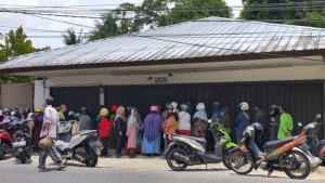 202509018-Antrean-warga-mendapatkan-gas-elpiji-subsidi-3-kg-atau-gas-melon-di-Tgpandan-Belitung.jpg