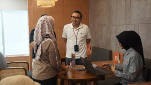 20250904-Consumer-Business-Telkomsel-Area-Sumatera-Saki-H-Bramono-layani-pelanggan-di-Harpelnas.jpg