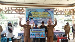 20250915-Bupati-dan-Wabup-Beltim-menyerahkan-bantuan-pembuatan-kapal.jpg