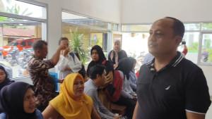 20250916-Kasat-Intelkam-Polres-Belitung-Iptu-Dicky-Lesmana-meninjau-antrean-pelayanan-SKCK.jpg