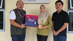 20250917-Territory-Sales-XLSMART-Area-Batam-menyerahkan-donasi-kuota-internet.jpg