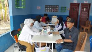 20250917-Warga-memanfaatkan-layanan-pengecekan-kesehatan-gratis-di-Terminal-Manggar.jpg