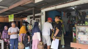20250918-Wabup-Belitung-Syamsir-meninjau-warga-yang-antre-gas.jpg