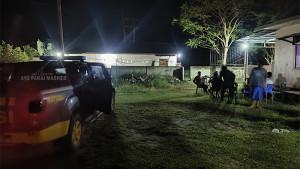 20250921-Warga-bersama-Sat-Samapta-Polres-Belitung-berjaga-di-sekitar-rumah-Zainal.jpg