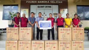 20250922-PT-Timah-serahkan-bantuan-mesin-penanam-jagung-ke-Polres-Basel.jpg
