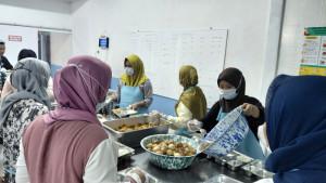 20250922-Relawan-SPPG-Kurnia-Jaya-mempersiapkan-makanan-bergizi-gratis-MBG.jpg