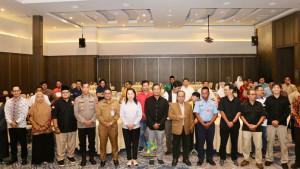 20250923-Jajaran-Bawaslu-Belitung-berfoto-bersama-tamu-undangan-dalam-acara-Penguatan-Lembaga.jpg