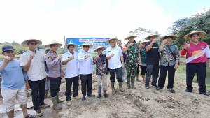 20250924-Foto-bersama-di-sela-kegiatan-menanam-padi-di-Kelompok-Tani-Ibul-Makmur-di-Desa-Ibul-Badau.jpg
