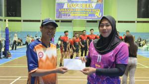 belitung/20250924-Ketua-Pelaksana-Penataran-Wasit-Daerah-Agus-Rachmadi-membagikan-hadiah.jpg