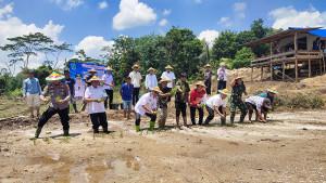 20250924-Wakil-Bupati-Belitung-Syamsir-nandur-padi-di-Desa-Ibul.jpg