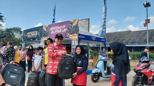 20250925-Bupati-Belitung-Timur-Kamarudin-Muten-menyerahkan-perlengkapan-sekolah-di-Kampit.jpg