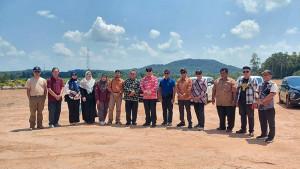 20250925-Foto-bersama-di-sela-peninjauan-lokasi-SMA-Unggul-Garuda.jpg