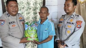 20250925-Personel-Sat-Binmas-Polres-Belitung-bagikan-beras-dalam-program-Jumat-Berkah.jpg