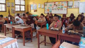 20250926-Siswa-siswi-SD-Negeri-15-Manggar-Beltim-menyantap-MBG.jpg