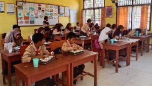 20250926-Siswa-siswi-SD-Negeri-15-Manggar-menyantap-MBG.jpg