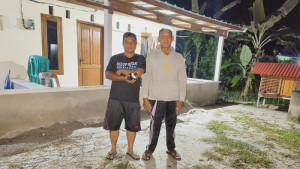 20250929-Jahri-Ketua-RT-51B-Belitung-menunjukkan-rumah-warganya-yang-sering-dilempar.jpg