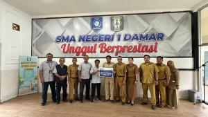 20250930-PT-Timah-Tbk-menyerahkan-bantuan-kepada-SMAN-1-Damar.jpg