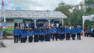 20251001-Bupati-Belitung-Timur-Kamarudin-Muten-berfoto-bersama-22-kepsek-yang-dilantik.jpg