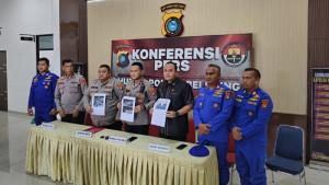 20251001-konferensi-pers-pengungkapan-kasus-penyelendupan-timah-di-Pantai-Tanjung-Kelayang-Belitung.jpg