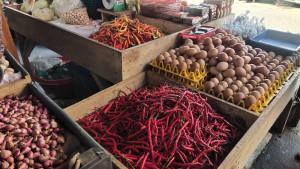 belitung/20251002-Cabai-keriting-yang-dijual-di-lapak-pedagang-bumbu-dapur-Pasar-Tanjungpandan.jpg